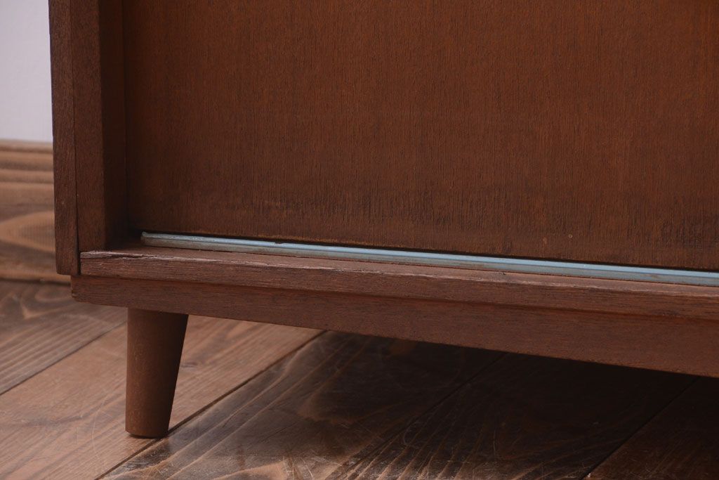 アンティーク家具　和製アンティーク　シンプルな脚付き収納棚(下駄箱)