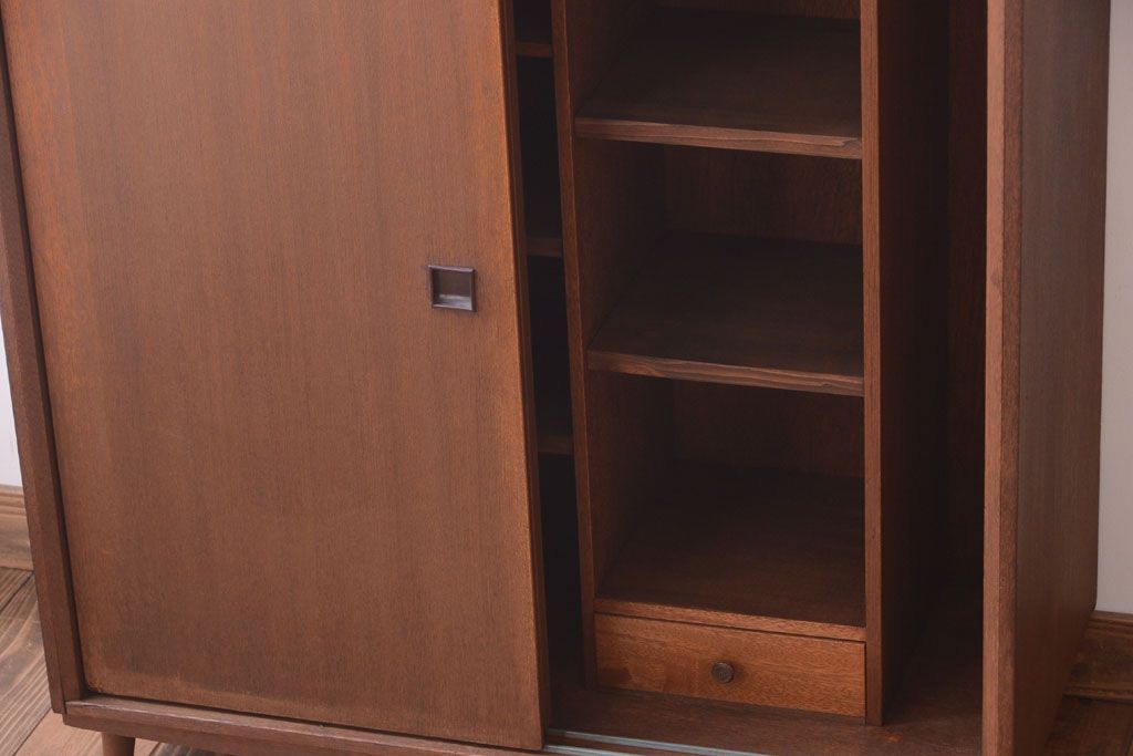 アンティーク家具　和製アンティーク　シンプルな脚付き収納棚(下駄箱)