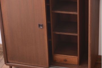 アンティーク家具　和製アンティーク　シンプルな脚付き収納棚(下駄箱)