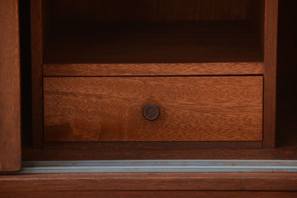 アンティーク家具　和製アンティーク　シンプルな脚付き収納棚(下駄箱)