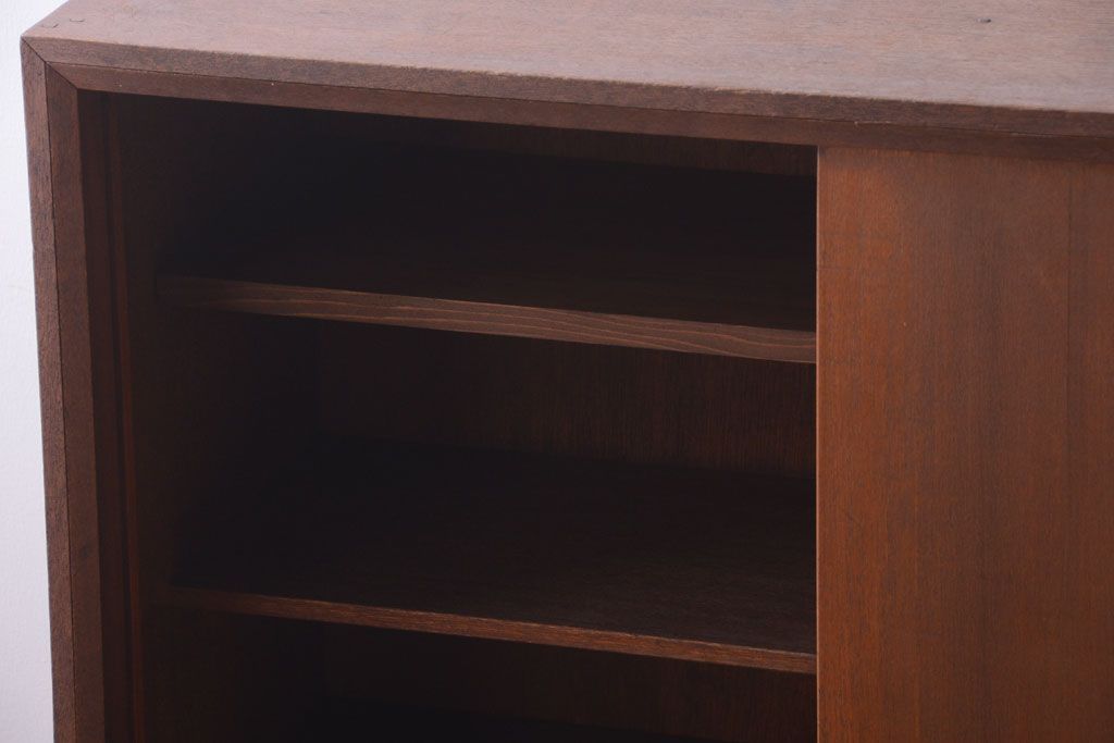 アンティーク家具　和製アンティーク　シンプルな脚付き収納棚(下駄箱)