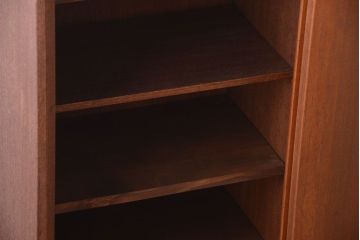 アンティーク家具　和製アンティーク　シンプルな脚付き収納棚(下駄箱)