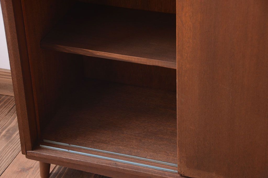 アンティーク家具　和製アンティーク　シンプルな脚付き収納棚(下駄箱)