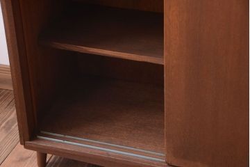 アンティーク家具　和製アンティーク　シンプルな脚付き収納棚(下駄箱)