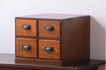 アンティーク家具　アンティーク　古い木製の小さな4杯小引き出し