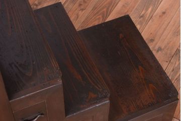 アンティーク家具　古民具・骨董　明治期　古い木の味わい深い薄型重ね階段箪笥