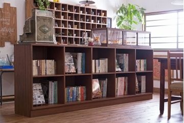 レトロ家具　昭和レトロ　大きな横型アンティークマス目棚(収納棚、飾り棚)