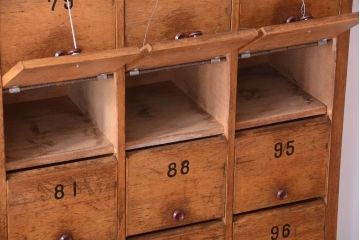 レトロ家具　昭和レトロ　大きなパタパタ収納棚(マス目棚・ロッカー)