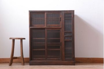 レトロ家具　和製アンティーク　3種のレトロガラス入り!古い木製の引き戸収納棚(下駄箱)
