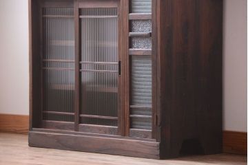 レトロ家具　和製アンティーク　3種のレトロガラス入り!古い木製の引き戸収納棚(下駄箱)