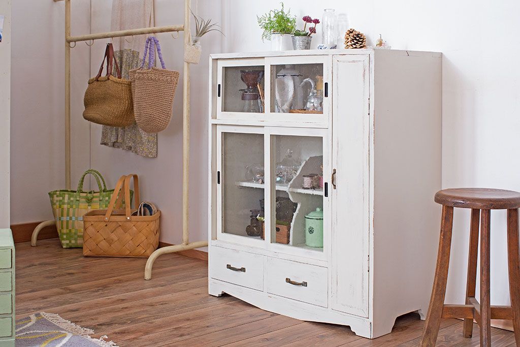 アンティーク家具　アンティークペイント　気泡ガラス入り!小振りな収納棚(下駄箱)