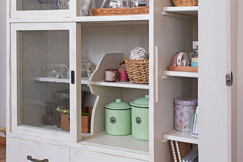 アンティーク家具　アンティークペイント　気泡ガラス入り!小振りな収納棚(下駄箱)