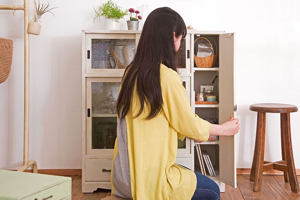 アンティーク家具　アンティークペイント　気泡ガラス入り!小振りな収納棚(下駄箱)