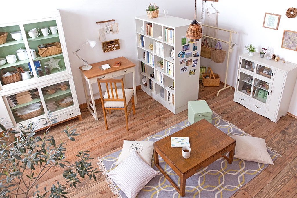 アンティーク家具　アンティークペイント　気泡ガラス入り!小振りな収納棚(下駄箱)