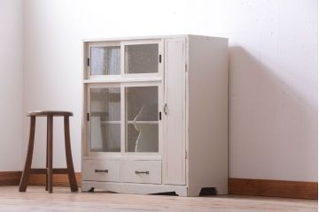 アンティーク家具　アンティークペイント　気泡ガラス入り!小振りな収納棚(下駄箱)