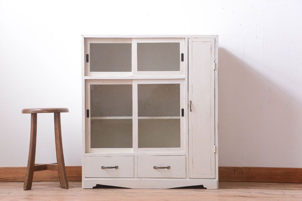 アンティーク家具　アンティークペイント　気泡ガラス入り!小振りな収納棚(下駄箱)