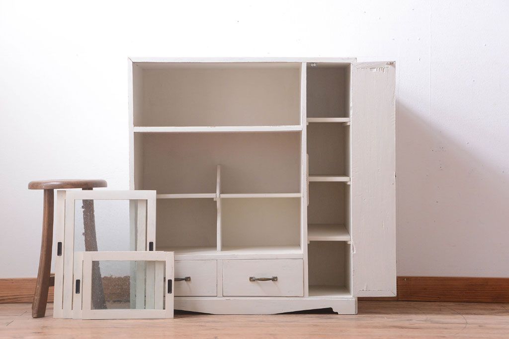 アンティーク家具　アンティークペイント　気泡ガラス入り!小振りな収納棚(下駄箱)