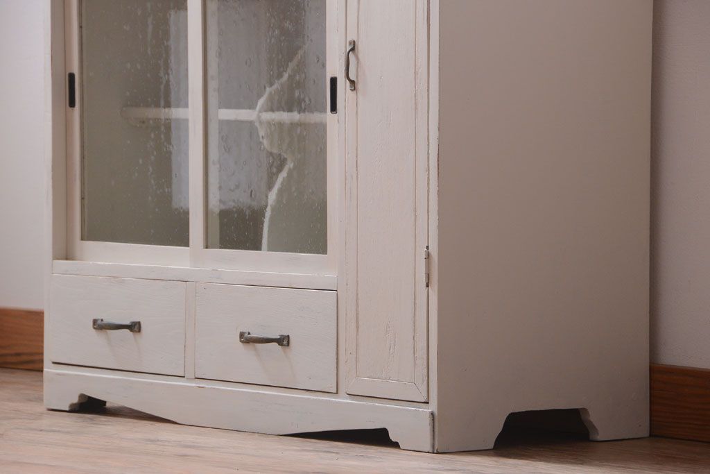 アンティーク家具　アンティークペイント　気泡ガラス入り!小振りな収納棚(下駄箱)