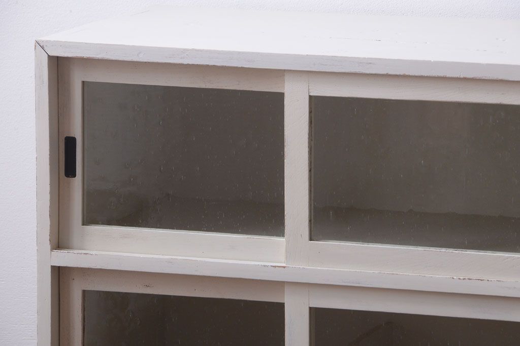 アンティーク家具　アンティークペイント　気泡ガラス入り!小振りな収納棚(下駄箱)