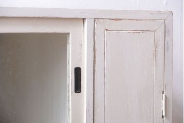 アンティーク家具　アンティークペイント　気泡ガラス入り!小振りな収納棚(下駄箱)