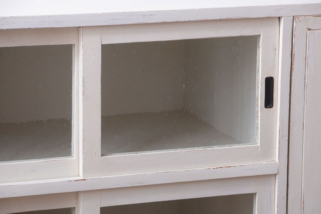 アンティーク家具　アンティークペイント　気泡ガラス入り!小振りな収納棚(下駄箱)