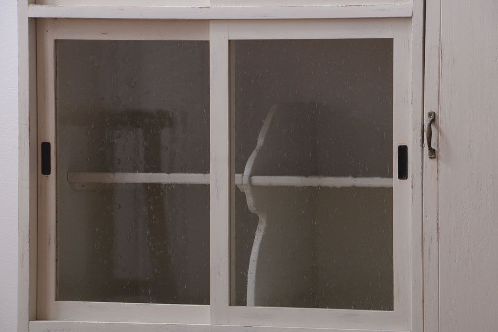 アンティーク家具　アンティークペイント　気泡ガラス入り!小振りな収納棚(下駄箱)