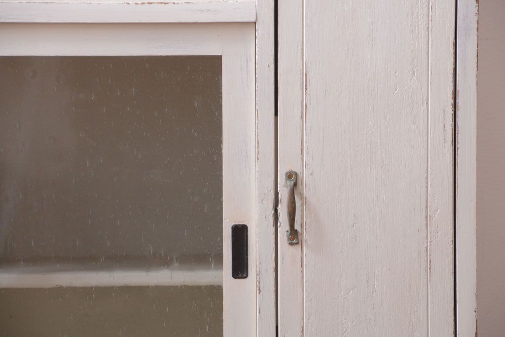 アンティーク家具　アンティークペイント　気泡ガラス入り!小振りな収納棚(下駄箱)