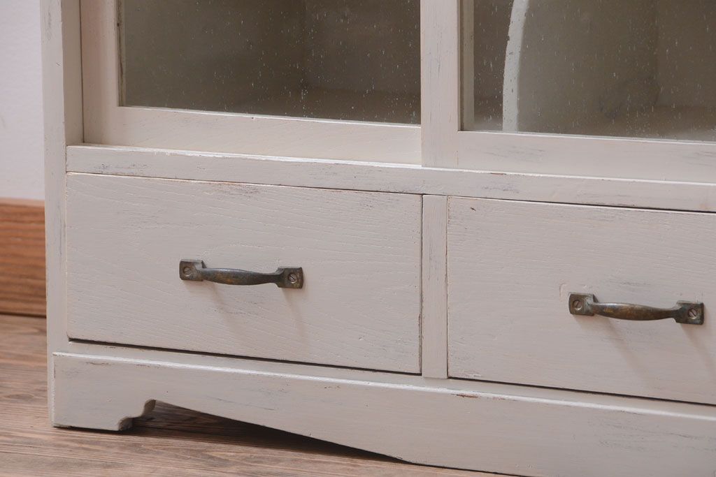 アンティーク家具　アンティークペイント　気泡ガラス入り!小振りな収納棚(下駄箱)