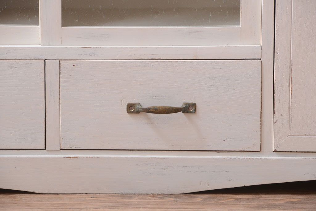 アンティーク家具　アンティークペイント　気泡ガラス入り!小振りな収納棚(下駄箱)