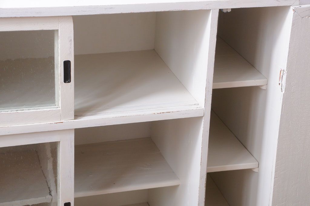 アンティーク家具　アンティークペイント　気泡ガラス入り!小振りな収納棚(下駄箱)