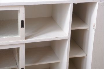 アンティーク家具　アンティークペイント　気泡ガラス入り!小振りな収納棚(下駄箱)