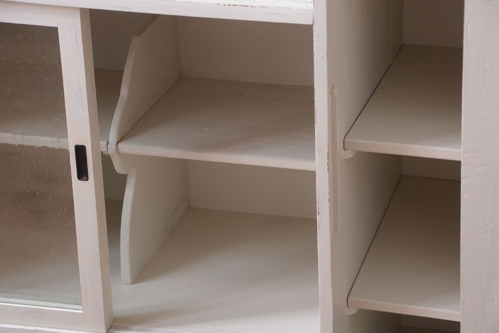 アンティーク家具　アンティークペイント　気泡ガラス入り!小振りな収納棚(下駄箱)