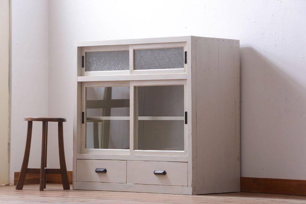 アンティーク家具　アンティークペイント　ダイヤガラス入り!小ぶりな収納棚