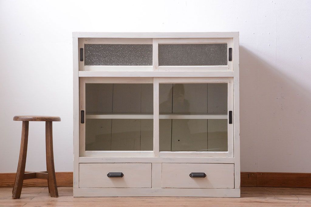 アンティーク家具　アンティークペイント　ダイヤガラス入り!小ぶりな収納棚