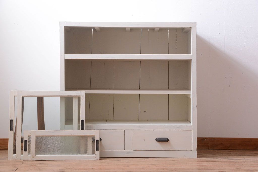 アンティーク家具　アンティークペイント　ダイヤガラス入り!小ぶりな収納棚