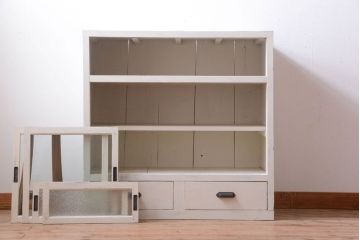 アンティーク家具　アンティークペイント　ダイヤガラス入り!小ぶりな収納棚