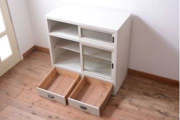 アンティーク家具　アンティークペイント　ダイヤガラス入り!小ぶりな収納棚