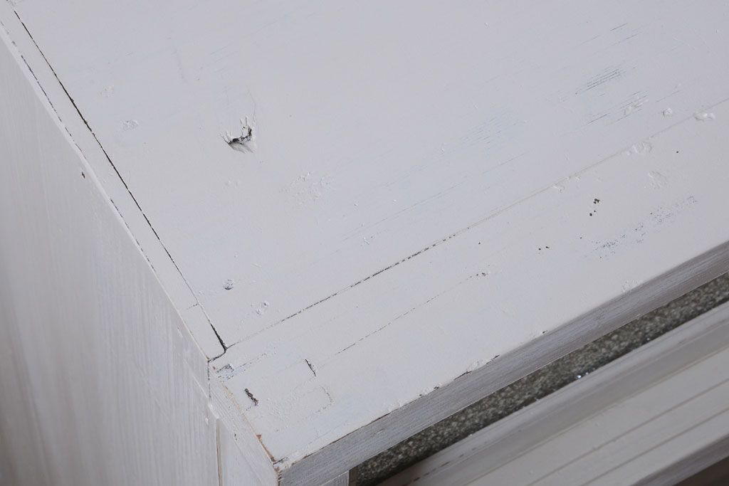 アンティーク家具　アンティークペイント　ダイヤガラス入り!小ぶりな収納棚