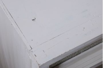 アンティーク家具　アンティークペイント　ダイヤガラス入り!小ぶりな収納棚