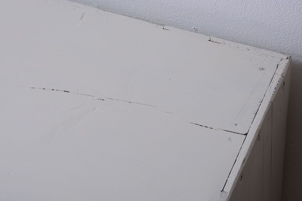 アンティーク家具　アンティークペイント　ダイヤガラス入り!小ぶりな収納棚