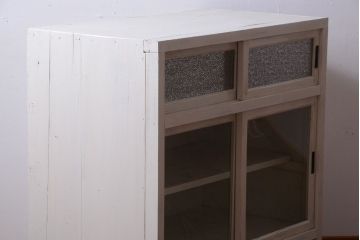 アンティーク家具　アンティークペイント　ダイヤガラス入り!小ぶりな収納棚