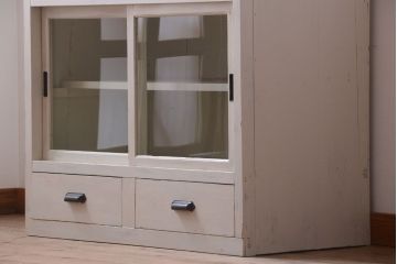 アンティーク家具　アンティークペイント　ダイヤガラス入り!小ぶりな収納棚