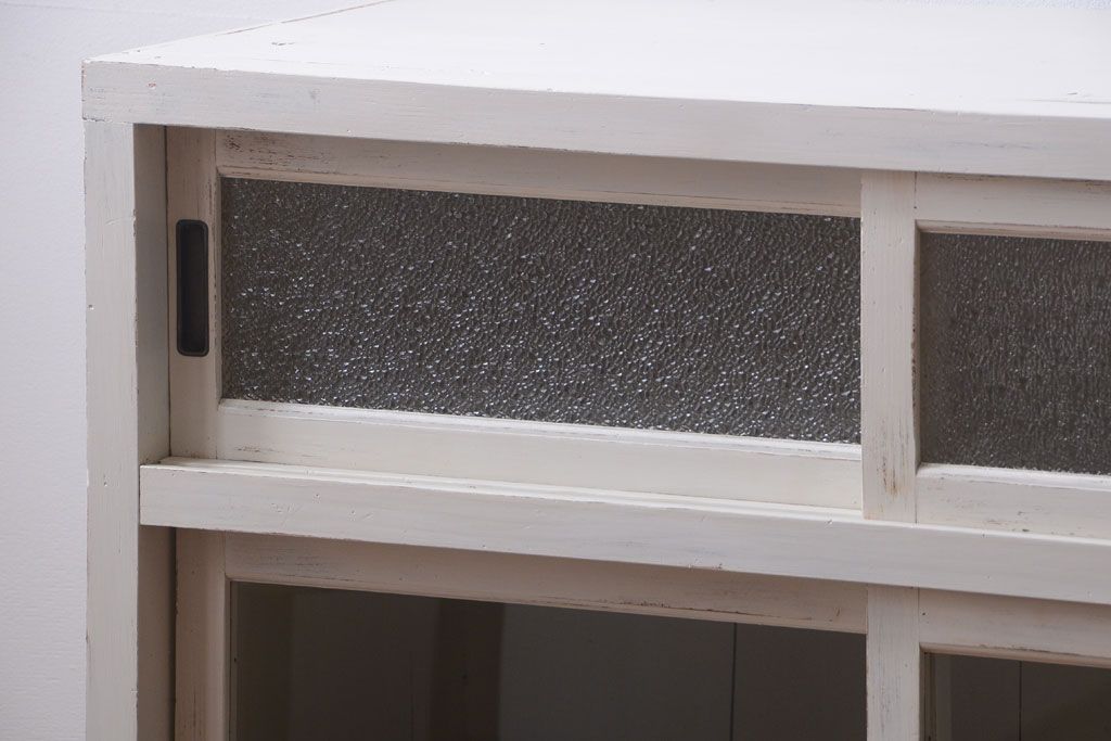 アンティーク家具　アンティークペイント　ダイヤガラス入り!小ぶりな収納棚