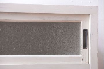 アンティーク家具　アンティークペイント　ダイヤガラス入り!小ぶりな収納棚