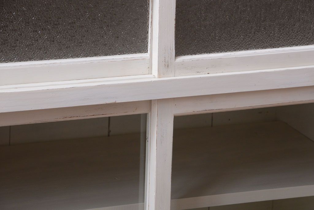 アンティーク家具　アンティークペイント　ダイヤガラス入り!小ぶりな収納棚