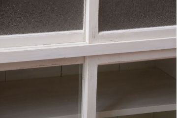 アンティーク家具　アンティークペイント　ダイヤガラス入り!小ぶりな収納棚