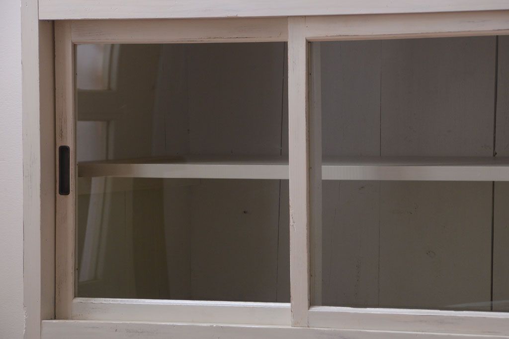 アンティーク家具　アンティークペイント　ダイヤガラス入り!小ぶりな収納棚