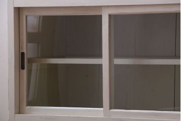 アンティーク家具　アンティークペイント　ダイヤガラス入り!小ぶりな収納棚
