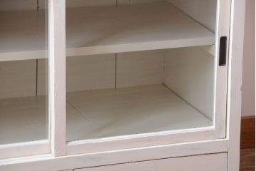 アンティーク家具　アンティークペイント　ダイヤガラス入り!小ぶりな収納棚