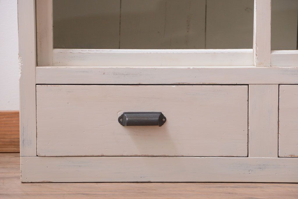 アンティーク家具　アンティークペイント　ダイヤガラス入り!小ぶりな収納棚